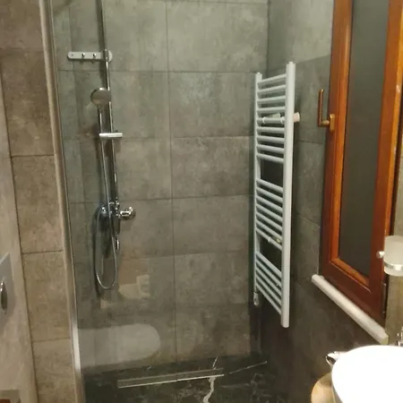 Velar 4* Korce